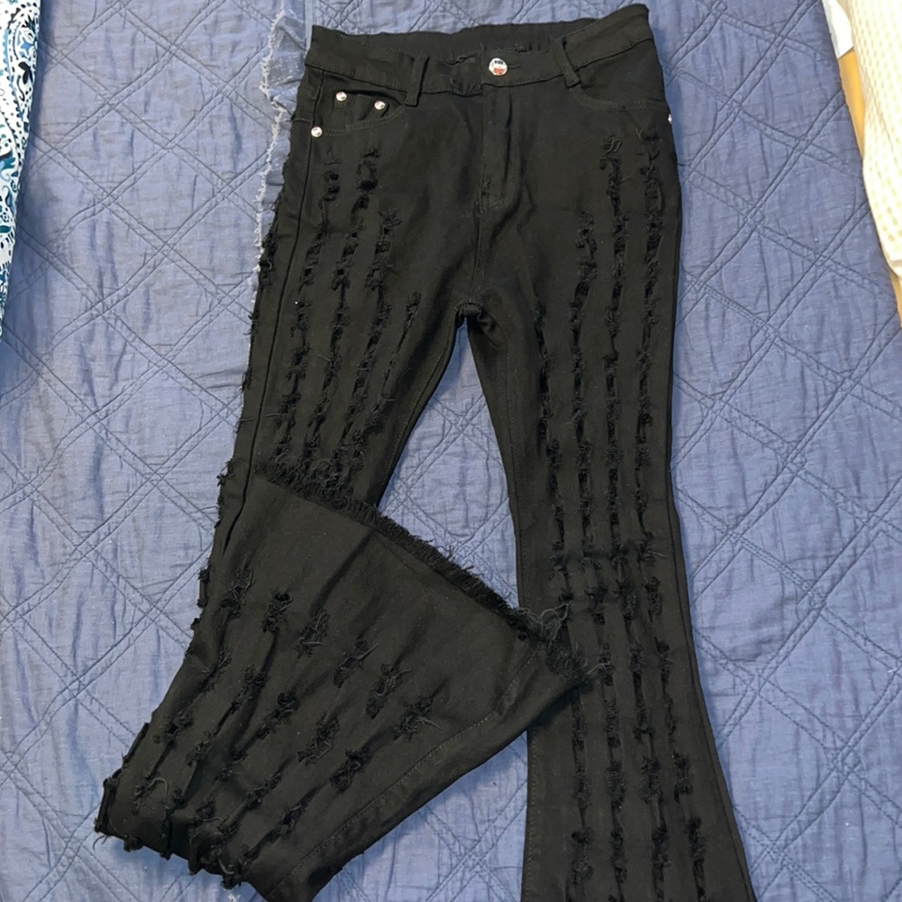 Super cute black ripped flare jeans for a night out !